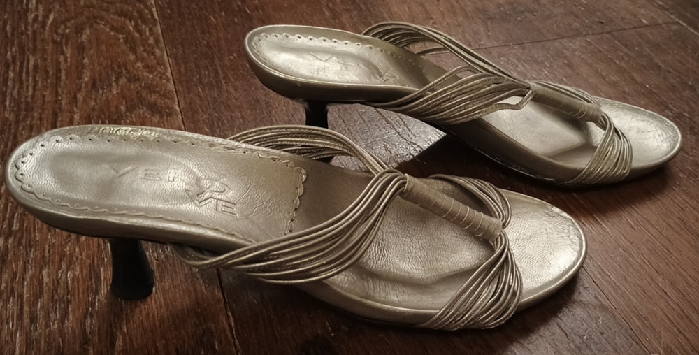 VERO VE Designer Strappy Wrap T strap metallic Pewter Gray Sandals 2" Heels 5 M